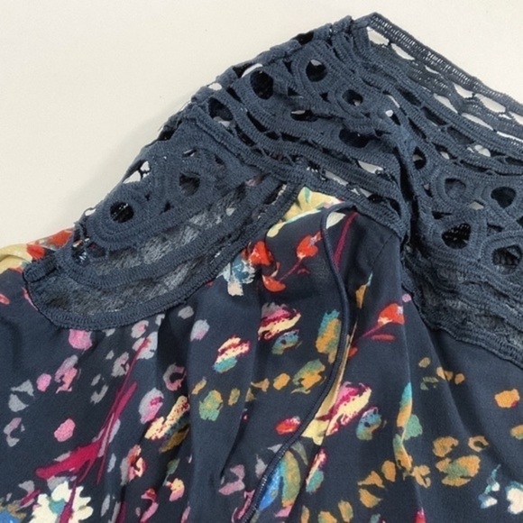 Floral print Lattice neckline multi color blouse - Picture 5 of 7